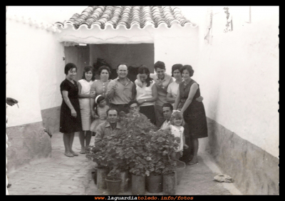 Familia Sanchez Muñoz
Familia Sánchez Muñoz (25-8-1968)
El patio, la mayoría de las casas de la época era lo primero que había a la entrada,  un patio por donde se comunicaba con las habitaciones,  la cocina, escalera de las cámaras, el corral, la cuadra…
Donde los niños jugaban y las madres zurcían la ropa, escuchando en la radio el serial de turno.
Donde esa puerta a la calle siempre está abierta, sujeta con un buen guijarro para que no se cierre.
Donde al igual que la puerta estaba abierta para todo el mundo, también estaba la amistad, la confianza…el dar, el recibir…
Palabras clave: El patio Familia Sánchez