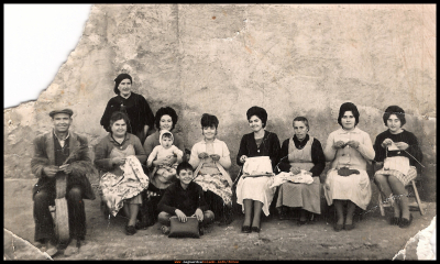 Reunión familiar haciendo sus labores
De izquierda a derecha.
Víctor Hijosa (haciendo pleita), Felipa Hijosa, de pie Alejandra Guzmán (Madre de ambos, conocida en el pueblo como "la tía jara la leona"), después Víctoria Hijosa con su hijo Jose Vicente en brazos, sentado en el suelo Juan Orgaz, después, Vicenta Hijosa, Eduarda Hijosa, Patrocinio Morales, Angelita Hijosa y Eduarda Orgaz.
Palabras clave: familia hijosa labores