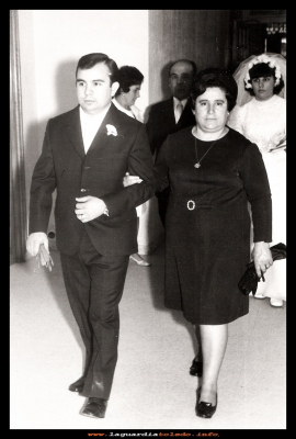 LA MADRINA
Félix Goni junto a su madre Juana, madrina de su boda. (15-9-1971) 
Palabras clave:  madrina  boda