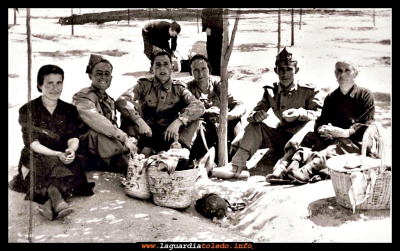Feliz encuentro
En el cerro de los Palos (Toledo) 
Jura de banderas de: Braulio  Alberca, Antonio Arias y Enrique Cabello junto a sus madres 1955.
Una fotografía que describe mucho la época y el cómo se vivía, la cesta, los esportillo, ahí las madres llevarían lo mejor para sus hijo, que sería una tortilla de patatas.
El medio de transporte para desplazarse...seria toda una aventura hasta llegar a su destino.

Palabras clave: Jura de banderas Toledo