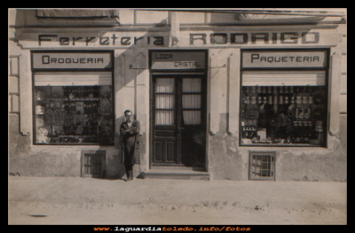 Ferreteria y Drogeria
Una de las tiendas más emblemáticas de nuestro pueblo, la ferretería y droguería del “tío Rodrigo” inaugurada en el año 1944. Ahora esta en manos de la tercera generación, su nieto Carlos.
EL CURSO DE LA VIDA: Los trabajos y oficios
Palabras clave: tienda del tío Rodrigo