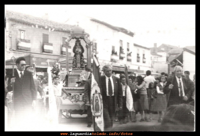 Fiestas 1976
Fiestas 1976. Procesión del Santo Niño a su paso por la plaza.
En la foto entre otros  (churunbelo) el niño José Vicente Alberca, Salvador Mejía y Antonio Fernández. 
Palabras clave: Fiestas 1976