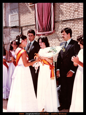 Fiestas 1981
Alicia Valero Reina de las fiestas del año 1981, recogiendo el ramo de flores de la reina saliente Mª Carmen espada, los mantenedores Cristóbal López y José Luis Goñi.


Palabras clave: Reina de las fiestas del año 1981 
