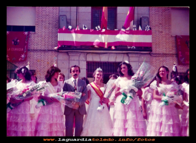 Fiestas 1982
Mª del Mar López Morales reina de las fiestas 1982, acompañada de su sequito.
Palabras clave: reina fiestas