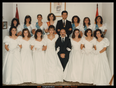  Fiestas 1987
Fiestas 1987,  damas salientes arriba: Tere, Mª Carmen Peláez,  Ana López,  la reina Isabel Araque,  el mantenedor Paco, Estrella, Encarrni  Mascaraque y  Merce Alberca.
Abajo las damas entrantes: Pepa Villareal, Mila Guzmán, Gema, Geles  Huerta, el mantenedor Juan Orgaz, Mari Mascaraque, Paqui Vidal y Consuelo Valero.    

Palabras clave: Fiestas 1987