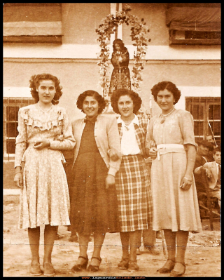 FIESTAS AÑOS 40
Fiestas en los años 40.
En la plaza, junto al Sato Niño: Irene Perea, Alberta, Cándida y Tomasa  Sánchez.
Palabras clave: Fiestas plaza años 40