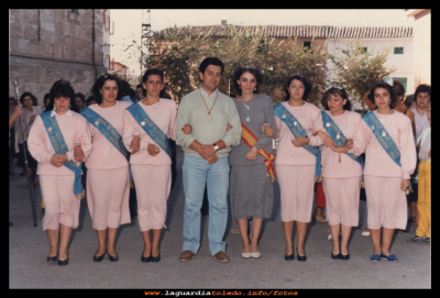 Fiestas
Reina, damas y mantenedor del año 1986.
Palabras clave: Reina, damas y mantenedor del año 1986