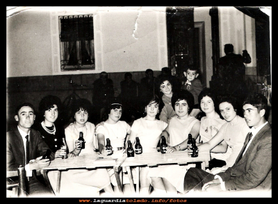  Fiestas
Cuadrilla de amigos en los años 60.
Tomás Santiago, Tere Soriano, ¿ ? Marina Huete, Santi Tejero, Luisa Maroto, Justi. Goya Portillo y Angel Torralba.


Palabras clave: amigos en los años 60