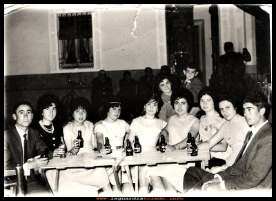 FIESTA
Amigas y amigos en un día de fiesta.
Tomás Valero, Tere Soriano, ?, Marina Huete, Santi Tejero, Juli Delgado con su sobrino Urbano Morales en brazos, Luisa Maroto, Justi Muñoz, Goya Portillo y Angel Torralba. Años 60
Palabras clave: Amigas  amigos fiesta