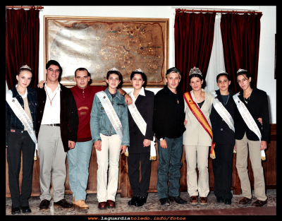 Fiestas (1998)
Reina, damas y mantenedor del año1988, posando con los “PECOS” 
Palabras clave: año1988 los “PECOS” 