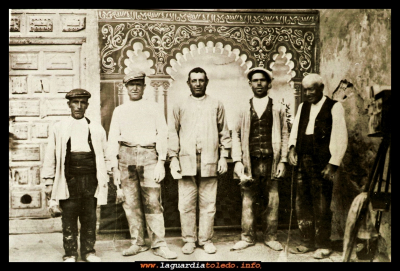 Foto para el recuerdo
El tío Oliva y el tío Columbiano Gómez, con albañiles y pintores. Año 1885.
Palabras clave: El tío Oliva y Columbiano Gómez