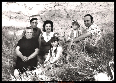 GARCÍA PELÁEZ 
Luis Gacía Pedraza y Silveria Peláez Domíngez, con sus hijos y nietas en el Santo Niño (27-9-71)
Palabras clave: hijos y nietas Santo Niño