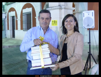 Ganador del bingo
Ángel Tacero Roncero ganador del bingo de TAF 2015, que recibe el obsequio de manos de Inés “sita”
Palabras clave: Ángel ganador bingo