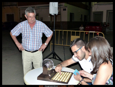 Verificando 
Fernando e Inés verificando el bingo de “TRADICIONES AL FRESCO” del 22-7-2016.
Palabras clave: bingo  tradiciones fresco