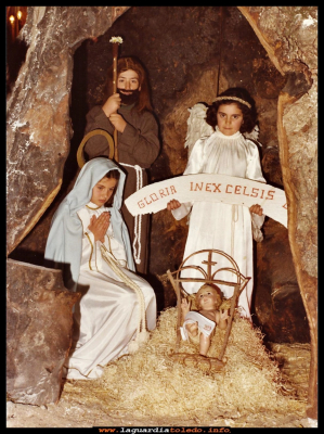 Navidad 1980
Belén viviente en la iglesia parroquial, representado por los niños: Cristóbal Moya "San José" Geles Huete la "virgen María"  y Geles Campaya el "ángel"
Palabras clave: Belén iglesia