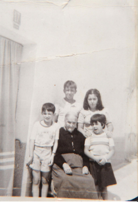 Gregoria (la patoja) y sus nietos Luis, Juan, Mari y Paloma
EL CURSO DE LA VIDA: < Las familias
