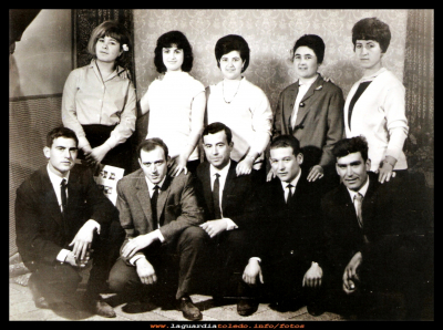 Parejas de novios
Año 1966.Parejas de novios.
De pie, Humildad Pedraza, Tomasa del Barco, Angelita Cabiedas, una chica de Mora y Carmen Pedraza.
Abajo, Eugenio Santiago, Gregorio Santiago, Jesús Pedraza, el chico que le sigue es de Mora y Pepe Potenciano.

Palabras clave: Año 1966.Parejas de novios