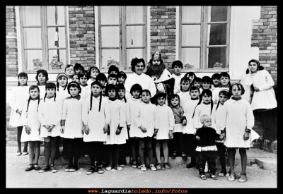 Grupo de Doña María
Doña María con sus niñas, acompañadas por el rey Gaspar.1962
Las niñas: Esperanza Peláez, Basi, Rosario Almagro, Lourdes Potenciano, Conchi, Loli González, Paqui, Emilia Rico,  Magdalena, Loli González, Keti Ballesteros, Ino, Paqui Muñoz, Rosario Hernández y Carmen cogiendo la  mano a su hermana Nati.
Juani Guzmán apoyada en la baranda de la escalera.

Palabras clave: Doña María con sus niñas,