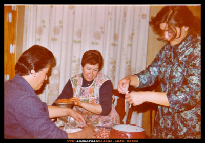 Haciendo el chorizo
Daniela y Juana Guzmán haciendo chorizo. Año 1992.
Palabras clave: haciendo chorizo