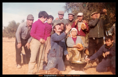 El almuerzo
Cogiendo aceituna. A la hora de la comida que no falte la bota, ni la hogaza de pan.
En la foto: Javier Cabiedas, Vitin Dones, Javi Cabiedas, Francisco García, Tomás Tacero, Paco Sánchez, Eulogio Sánchez (más conocido por el tío tolo), abajo Benito García, Pedro Dones, Baldomera Sánchez y Basi García. Años 70. 
EL CURSO DEL AÑO: < La aceituna
Palabras clave: Cogiendo aceituna