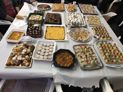 Postres para compartir
Es increíble la colaboración de la gente a la hora de echar una mano. Así quedó nuestro escaparate de postres realizados por los asistentes a las judías el pasado 21-1-17. 
