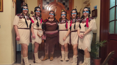 Las indias
preparadas para ir al pabellón
