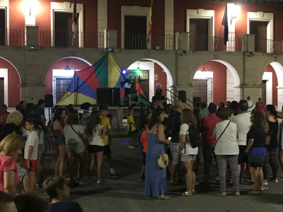 Gran Furor
Juegos de anoche en la plaza en la Semana de la Juventud
