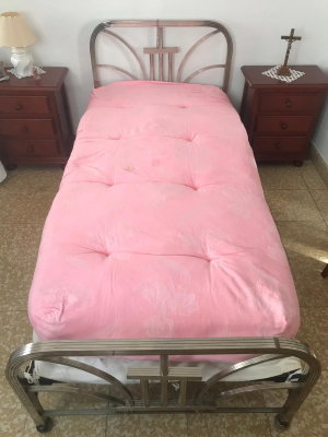 Colchón de lana
Cuesta ya encontrarlos pero cuando uno ve uno, vienen a la mente tantos recuerdos, que no podía dejar de fotografiarlo. Como cuando llegaba la fecha de la limpieza general en casa y había que descoserlo, lavar la lana, airearla, volverla a colocar y coser de nuevo. Era como estrenar colchón otra vez, tan mullidito, sin hoyos...
Palabras clave: colchón de lana