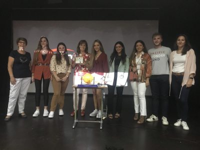 Presentación de corte 2019
Proyección del vídeo de presentación de la Reina, damas y mantenedor 2019. Actividad realizada por A.C.Proyecto Tupi.
En la foto posando toda la corte con miembros de la Asociación (Manoli e Inés) y la ganadora del tradicional bingo.
21-9-19
Palabras clave: corte 2019