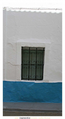 Usamos las ventanas para asomarnos cuando hay algo interesante que ver. (07 de Octubre 2006)
Esta es la ventana desde la que nos mira la tradición, esta cerrada, quizás debamos pensar que no somos acreedores de su mirada...... 

[i][b]Empieza a ver a La Guardia de un modo diferente[/b][/i]
[img]http://www.laguardiatoledo.info/fotos/resources/logo_tupi_bn_w65_conbordes.jpg[/img]

Palabras clave: arquitectura popular