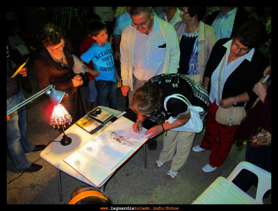 Firma en el libro de firmas para llevar a San Isidro a La Pradera 2013
Palabras clave: Firma en el libro de firmas para llevar a San Isidro a La Pradera 2013