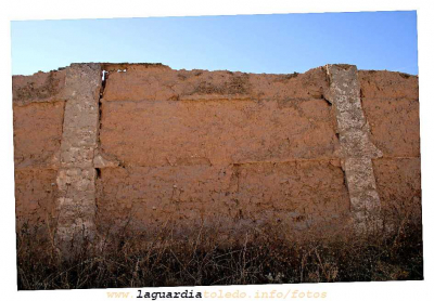 Detalle de un antigua pared de mampostería perteneciente a una bodega. (05 de Noviembre 2006)
Mampostería es un sistema tradicional de construcción de muros en el que predomina el relleno de argamasa o mortero que consiste en una pasta de barro a la  cual se le añadían otros elementos naturales como paja y en algunas zonas rurales excrementos de vaca o caballo.

Ejemplos de esta construcción se pueden ver en nuestro pueblo aunque ya van quedando pocos.

[i][b]Empieza a ver a La Guardia de un modo diferente[/b][/i]
[img]http://www.laguardiatoledo.info/fotos/resources/logo_tupi_bn_w65_conbordes.jpg[/img]

Palabras clave: arquitectura popular