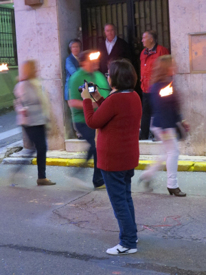 Nuestra reportera y presidenta Manoli grabando con la nueva cámara que hemos estrenado estas fiestas
Palabras clave: proyecto tupi manoli hachones