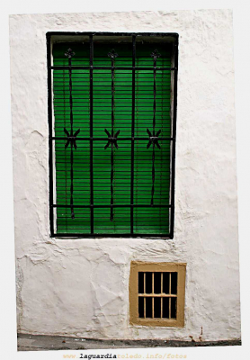 Persiana y ventana de la cueva, en la calle de las Procesiones.
Palabras clave: Persiana y ventana de la cueva, en la calle de las Procesiones.