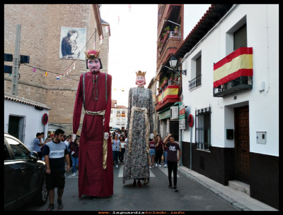Gigantes 
Pasacalles con gigantes y cabezudos, anunciando el inicio de las fiestas patronales del pueblo (23-9-2017)
Palabras clave: Pasacalles fiestas pueblo