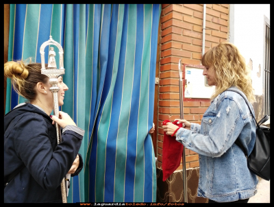 PIDIENDO
Un año más, cumpliendo con la tradición de pedir  por las calles para el Santo Niño (14-9-2019)
Palabras clave: pedir  calles  Santo Niño 