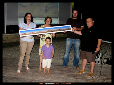 Rifa de la foto panorámica realizada en la última proyección de "Tradiciones al fresco"
En la proyección "Recuerdos de una noche de verano" realizada por Juán Fernando Novillo, se rifó esta foto panorámica. Recoge el premio Elena, su madre y su hijo Javier. Haciendo la entrega Juán Fernando Novillo y Mario, como presidente de la asociación Proyecto Tupi.
Palabras clave: Rifa tradiciones al fresco recuerdos noche verano