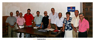 Cabildo del Santo Niño 29-07-2007
Renovación de cargos, miembros de la junta rectora entrantes y salientes.

Miembros salientes:
- José María Pedraza
- José "El Gatillo"
- José Gómez

Miembros entrantes:
- Pilar García
- Constancio
- José Luis Tejero.
- Vicente Huete.

Desde Proyecto TuPI damos las gracias tanto a los miembros salientes por el trabajo que han hecho desinteresadamente para nuestra comunidad  como a los entrantes por el trabajo que van a realizar.

Queremos destacar que [b]Pilar García[/b] será la primera mujer en formar parte de la junta rectora en toda la historia de este organismo centenario. Sirva su ejemplo para futuras ediciones....

[img]http://www.laguardiatoledo.info/fotos/resources/logo_tupi_bn_w65_conbordes.jpg[/img]
EL SANTO NIÑO DE LA GUARDIA: La Cofradía
 


Palabras clave: Cabildo