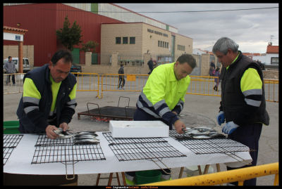 Entierro de la sardina, 13-2-13
Preparando las parrillas para asar las sardinas.
Palabras clave: entierro sardina carnaval 2013