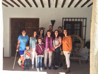 Familia García de Ángela
Foto que nos envía Kristin desde Filadelfia posando en la casa de los Jaenes con la familia que lleva los mismos apellidos que su bisabuelo Primitivo García de Ángela, orgullosos de los posibles lazos familiares que les puedan unir. Para nosotros ha sido un placer haber podido contribuir con este encuentro. Gracias a la familia García de Ángela por haberlo hecho tan agradable.
Palabras clave: familia García de Ángela
