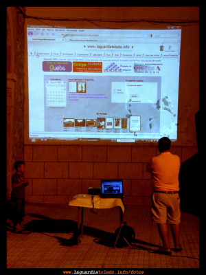 Prueba del nuevo proyector que pTupi ha adquirido para acercar los contenidos que tenemos en la web a todos los guardiolos que no tengan internet. 1 de agosto 2009
[b]Tradición al fresco:[/b] 
Ahora que ya tenemos el proyector aprovecharemos las noches de verano para hacer sesiones en las plazuelas de La Guardia proyectando los contenidos que tenemos en la web (fotos/vídeos) para el disfrute de todos los guardiolos en especial de aquellos que no tienen internet. También tenemos pensado hacer charlas / coloquios sobre temas como arquitectura popular, gastronomía, etc...



Palabras clave: Prueba del nuevo proyector que pTupi ha adquirido para acercar los contenidos que tenemos en la web a todos los guardiolos que no tengan internet. 1 de agosto 2009