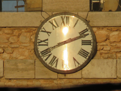 El reloj de la Iglesia reflejando la luz solar el día de cambio de hora de otoño. 30-10-2016

