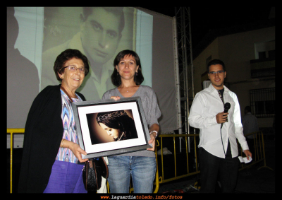 Festival Tradiciones al Fresco 2011
Ganadora del sorteo en la proyección del día 23, de este cuadro del Santo Niño, realizado tras la proyección "Juanito de Pasamontes" en la Plaza Mayor.
Palabras clave: tradiciones al fresco sorteo cuadro ines juanito pasamontes santo niño