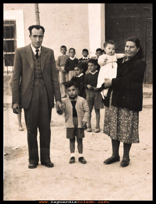 Familia González Nuño
La familia González Nuño Junto a sus hijos Luis e Ina, detrás el ayuntamiento, y una cuadrillita de niños. año 1953
Palabras clave: familia González Nuño