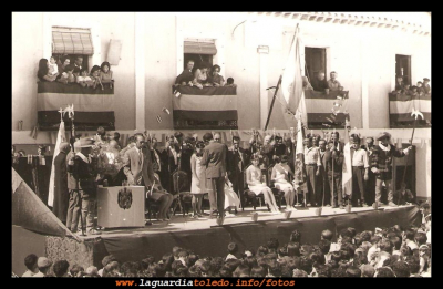 Imposicion de bandas
Año 1969, un momento emocionante, imposición de bandas a las damas.
Un pequeño detalle, en el escenario repleto, las únicas mujeres que se ven son la reina y damas.
Palabras clave: Año 1969  imposición de bandas a las damas