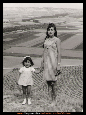 Inés
Año 1969, Inés Orgaz con una niña, en el cerro del Sto Niño, al fondo la arboleda de la Fuente Larga en todo su esplendor.
EL CURSO DE LA VIDA: La juventuda y los amigos
Palabras clave: Arboleda de la Fuente Larga