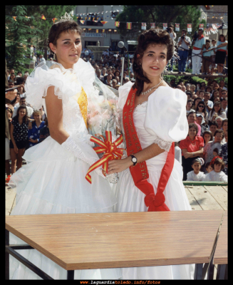 Fiestas patronales 1991
Inmaculada García, dama de honor 1990, entregando ramo de flores a la dama entrante, Gema
Palabras clave: fiestas 1991 gema inmaculada