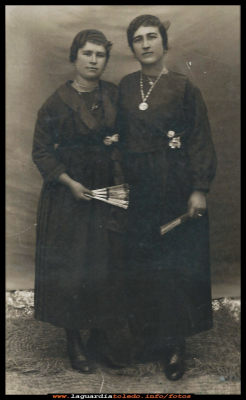 AÑOS 20
Las primas Juana y Benita Peláez, en las fiestas patronales del año 1927. 
Palabras clave:  fiestas patronales 