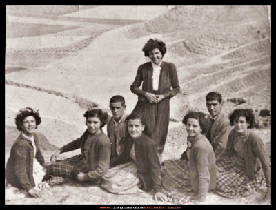 JOVENES
Amigos en el cerro del Santo Niño, las chicas entre otras están: Dora Potenciano, Juana Orgaz, Petra y María.
Los chicos: Paco Puerta y Pepe Potenciano, en el año 1956.   
Palabras clave: Amigos cerro Santo Niño