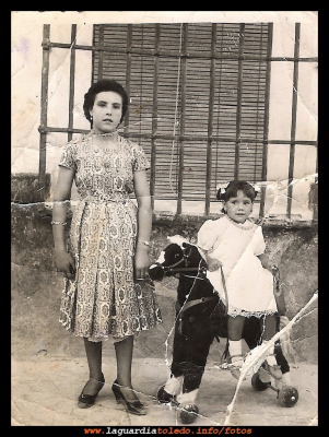  Jesusa y su sobrina
Jesusa Orgaz y su sobrina Mode, en las fiestas del  año 1956.
Palabras clave:  fiestas del  año 1956